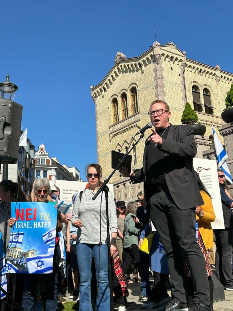 Dag Oyvind Juliussen speaking at a rally against antisemitism and anti-Israelism on 12 May