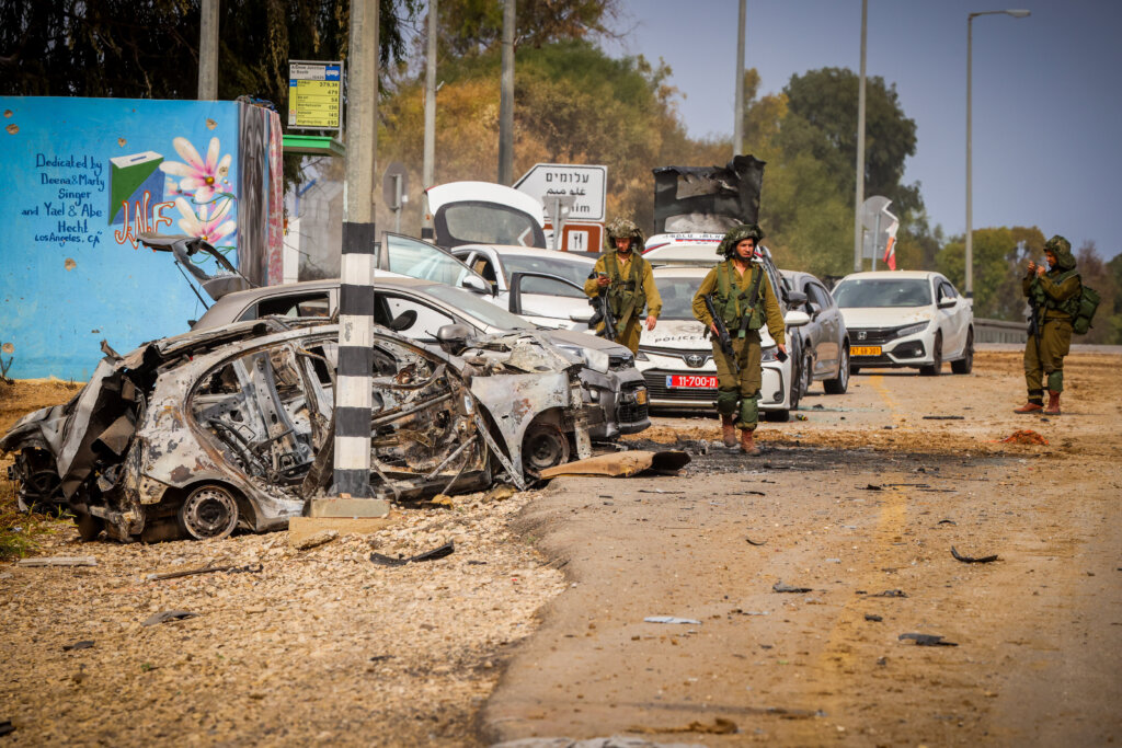 Verbrande auto's bij de ingang van Kibboets Alumim, 9 oktober 2023. Foto door Yossi Zamir/Flash90.