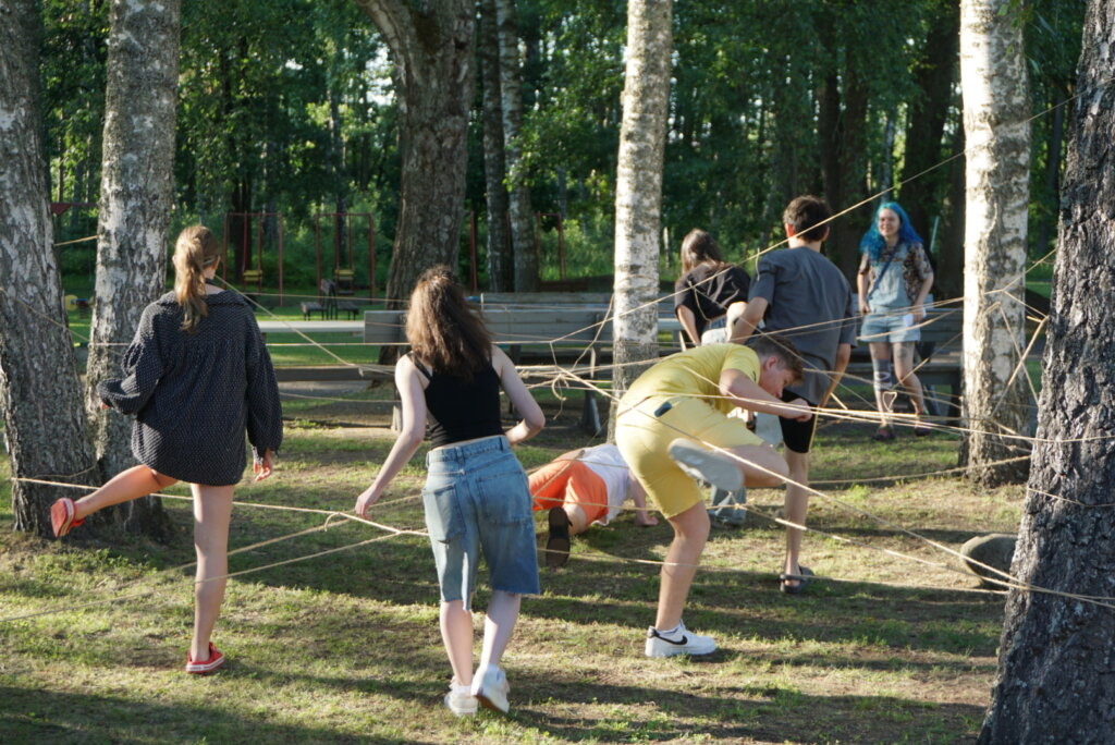 Jewish youth weave their way through a web of strings at the Latvia camp (Photo: JAFI)