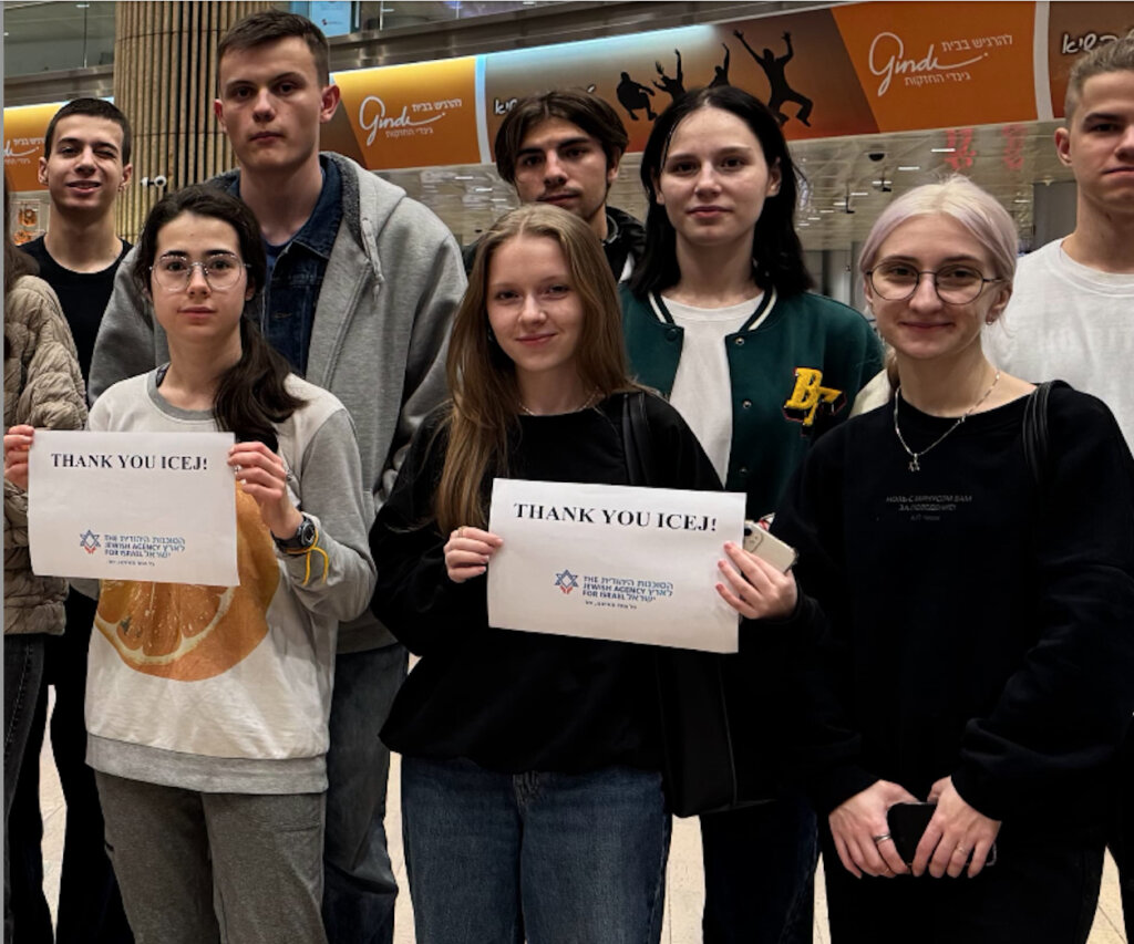 Sela students holding thank-you notes for ICEJ. (Photo: JAFI)